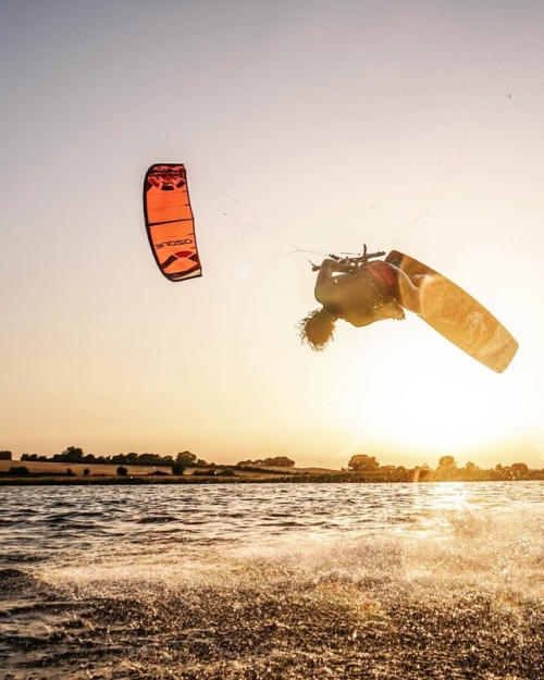 Favorite summer jams! 🇩🇰🌱
Photo by Joscha Bold.
#kiteboarding #nosepress #ride #travel #free #style #explore #kitesurf #home #denmark #westcoast #kite #kitesurf #roadtrip #water #photography #ocean #travelgram #surf #scandinavia #arktik #lonely...