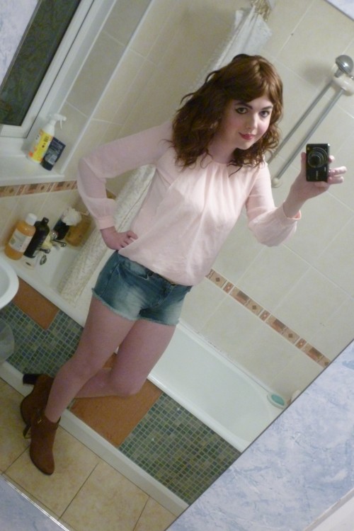 PicturesSuch a cute outfit, absolutely adore these new shorts & heels! <3