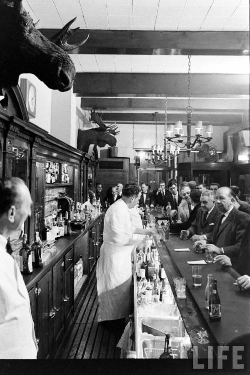 Wall Street bar can afford more than one moose head(Eliot Elisofon. 1962)