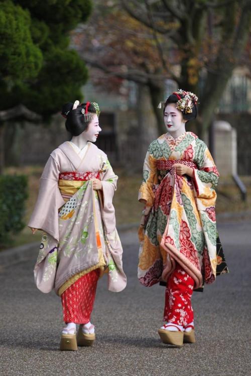 kanoyumisan: Maiko Ryouka (Sakaemasa) and Maiko Fukuharu (Okatome) (SOURCE)