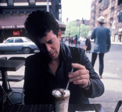 colecciones:   Musician Lou Reed taking a