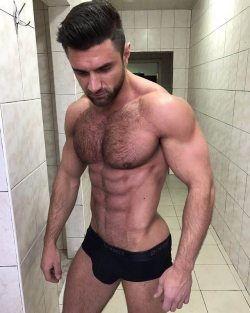 bigmalepecs:  Sergey Nyzhnyk 