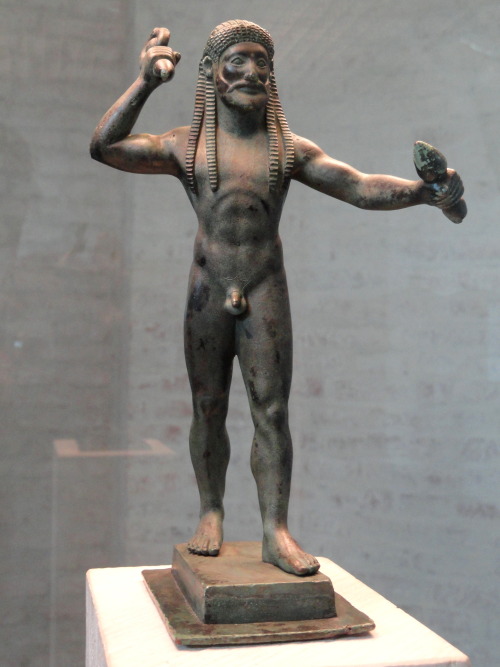 lionofchaeronea:Zeus hurling the thunderbolt.  Bronze statuette of the Archaic period, unknown artis
