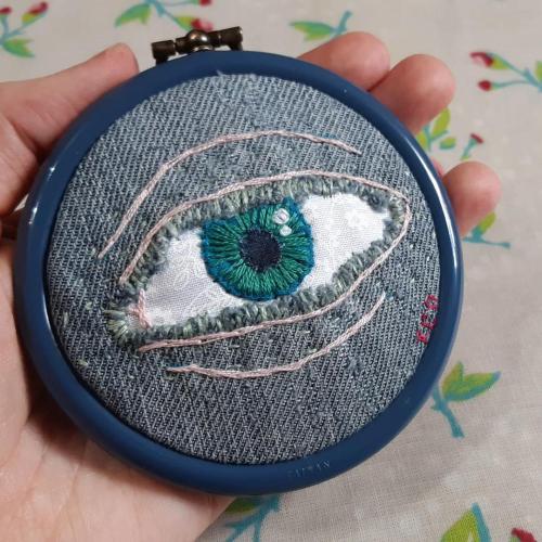 embroiderycrafts:Inspired by the rip in a pair of jeans that looked eye shaped. I’m calling it ‘Seen