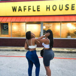bigbuttsthickhipsnthighs:  Waffle house poppin