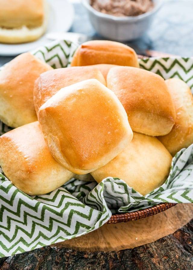 savorytoothgirl:    Texas Roadhouse Rolls  Ugh get in my mouth 🤤🤤