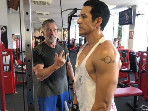 Arnold Schwarzenegger entrenando a Gabriel Luna, el actor...
