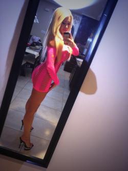 execbimbotrainer:  Blonde over pink, still