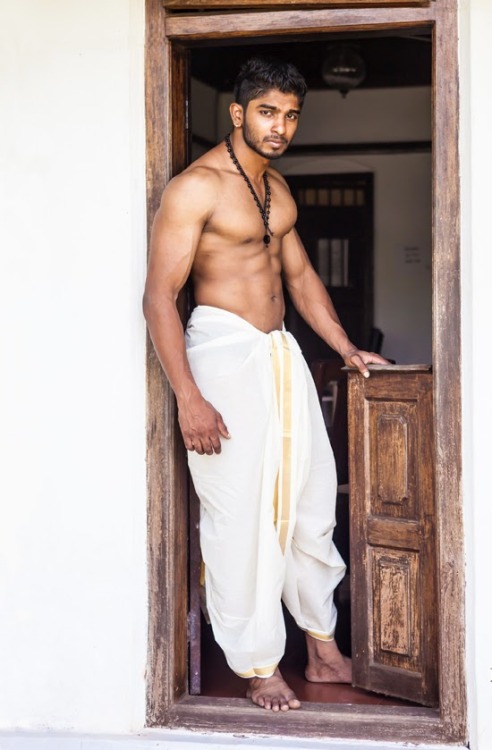 lundraja:  Kerala sure has some HOT guys!!  Dam he is hot, handsome, sexy and muscles abound.  WOOF