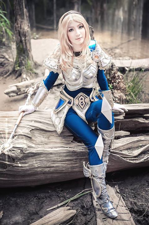 league-of-legends-sexy-girls:  Lux Cosplay 