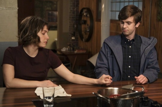 Paige Spara & Freddie Highmore A341b604a833caec828756fd32d988941ab786c3