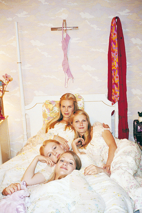 cinyma:Kirsten Dunst, A.J Cook, Hanna Hall, Chelse Swain and Leslie Hayman on the set of The Virgin 