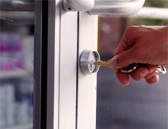 tremblelittlelioncas:  Cas + hands // 9.06 