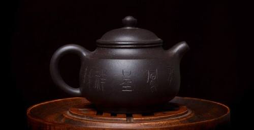 Check out this beautiful tea pot from artist Wang Ting! Photos don’t really capture how beautiful th