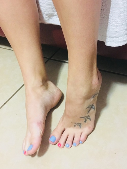 Come worship my fiancé feet get down rub them lick them and suck all those pretty little toes. And m