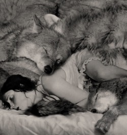 welcometolovecore:  antipahtico: Robin Isely  Play with the puppies, lay with the wolves…