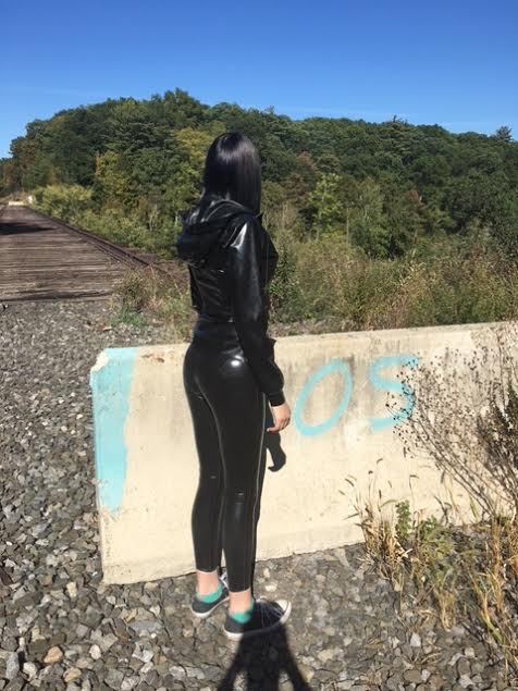 blacktightshinykink:Shiny Sammi.