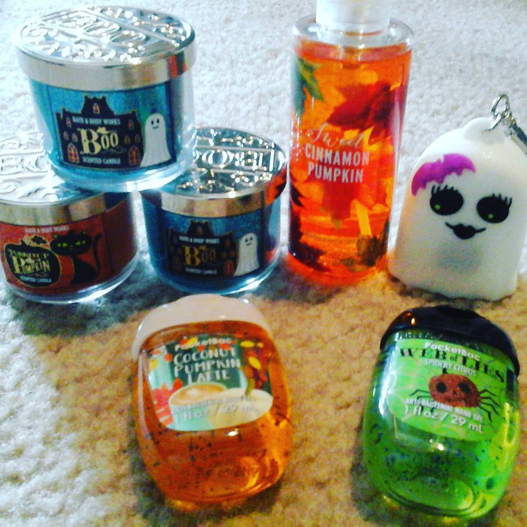 My Bath & Body works halloween haul! Evelyn loves to smell the blue candles. My husband had to get them because she liked them so much. #halloween #gothmom #everydayishalloween #gothfamily #halloweenhaul