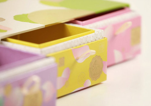 Elegant and classy mooncake packaging design by Pheonix Communications, HK