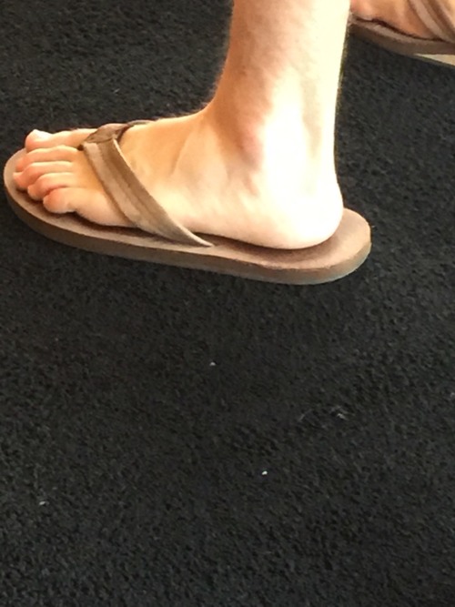 topsofmalefeet:  beardedblackawesome:  Some random candida caught in the field. topsofmalefeet  Reblog and enjoy  Very good candid pictures thanks