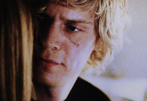 jkinnamans-blog:  “It’s not hard to look like you’re in love with her, you know?" - Evan Peters on Taissa Farmiga 