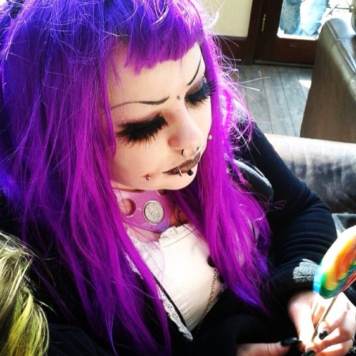olive-elf:  That time I was a goth…. It was fun 😎 kinda miss my brows like this ha