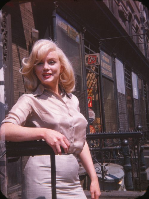 thecinamonroe:  Marilyn Monroe photographed outside Fox Studios in New York on July 8, 1960. 