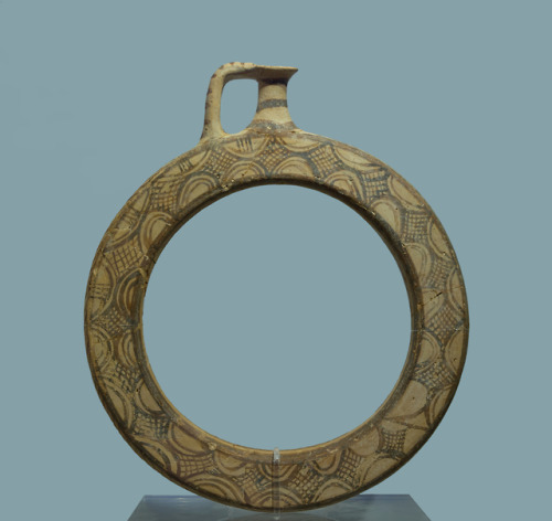 A circular clay recipient. 1500 BCE.Photo by Jebulon