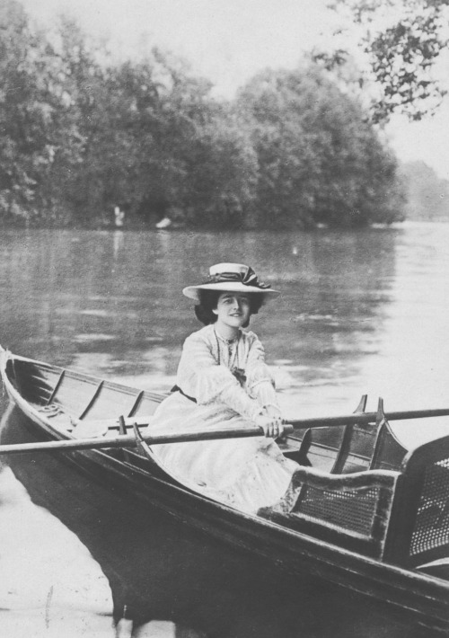 vestatilleys:  Madge Crichton, 1900′s.