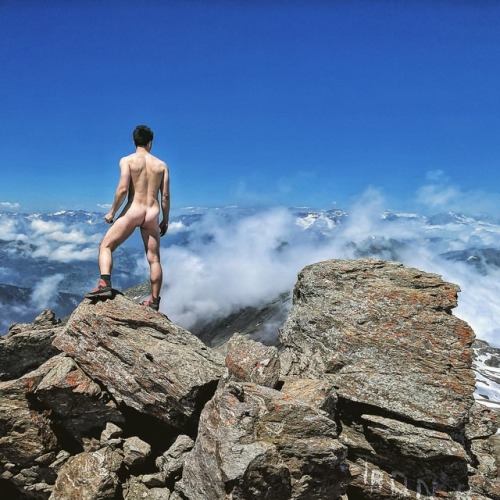 TOP | OF THE | WORLD | BUTT This is the #Leo of #butts because it’s on top of the world! Great