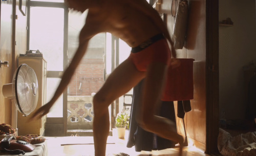 《愛，不怕 NIGHT FLIGHT》男主角TOP角色穿內褲在家裡的畫面2014韓國同志電影