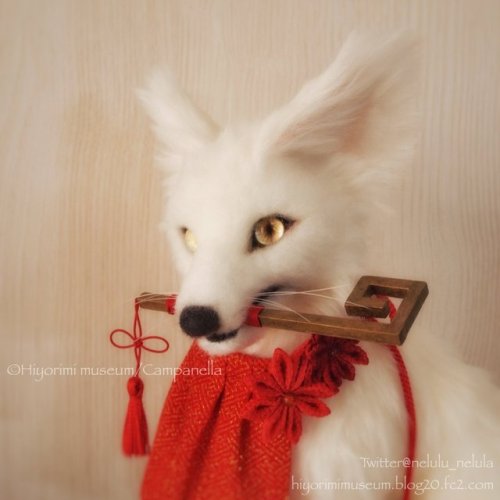 Beautiful Inari Fox doll by @nelulu_nelula. Look at this cutie holding a granary key (such lovely go