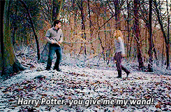 bowtiesarecool4:lunapics:theshells:I can’t stop laughing at Harry running the fuck away, the boy who