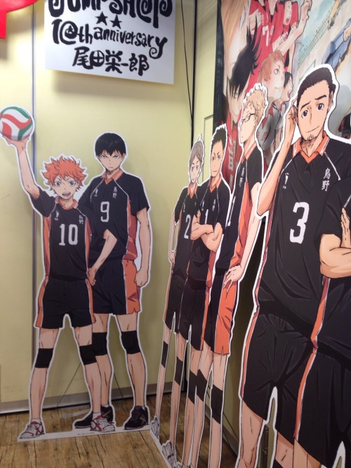 tatsu-to-mamo-no-atm:  So when I wasn’t on Tumblr the last month and a half, I was…um. Yeah.  Throwing my money at a certain volleyball series. The complete Karasuno team was at hand in the Jump Shop in Tokyo Dome City. And I started collecting