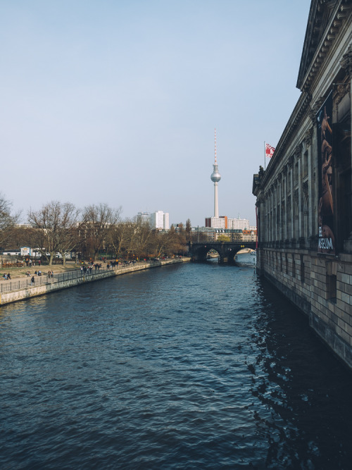 thehyperfocal:Berlino Day Two - The one where we see the wall and the tower Continua a leggere