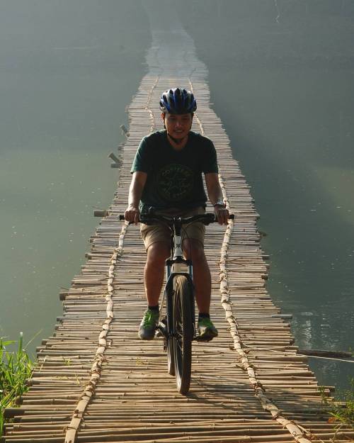 mountainbikingactionshots: RG awinawawii: Sepedaan dulu sebelum seseknya lenyap. #biking #riding #mt