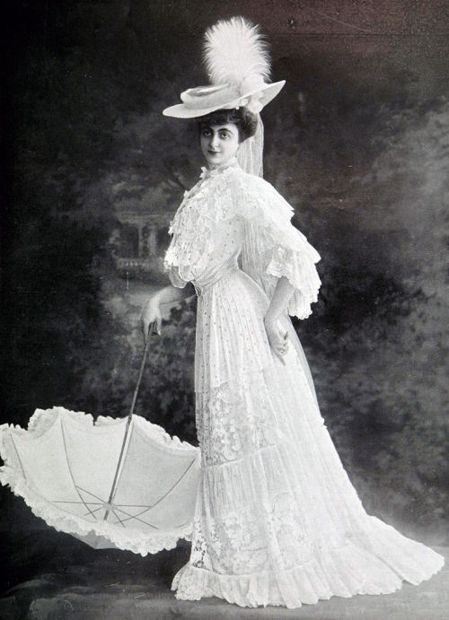 Redfern 1904 &ldquo;Robe d'après-midi&rdquo;, photograph by Léopold-Émile Reutlinger