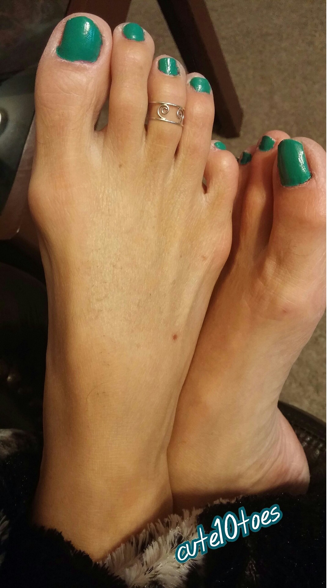 snoopythatsme:  cute10toes:  Teasing my husband  Suckable 
