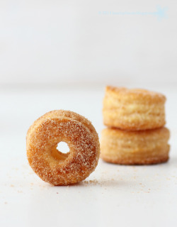 fullcravings:  Puff Pastry Doughnuts (recipe in Spanish) 