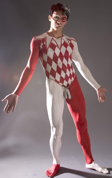 pigboyny:  Now there’s a hot court jester! 