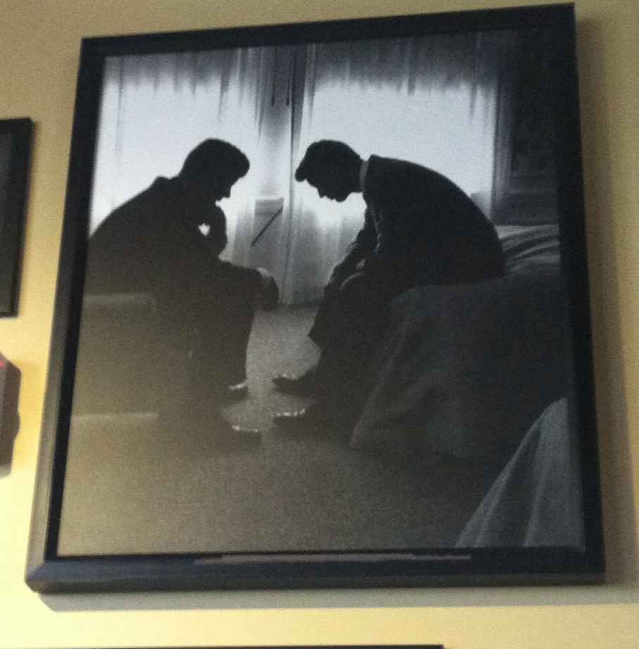 interrogatethecats:  I went to a restaurant today and found Destiel on the wall…