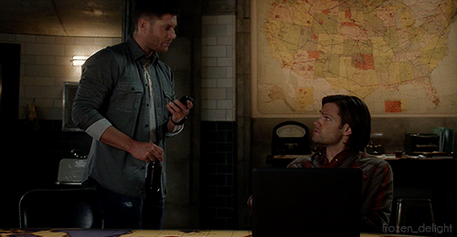 frozen-delight:SPN Parallels: Dean sitting on the table Sam’s sitting at
