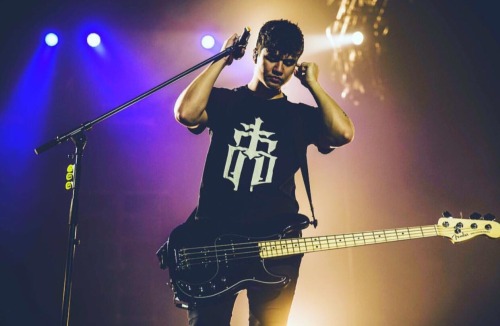 dropdeadclothing:Calum Hood onstage with 5 Seconds of Summer in in Newcifix.
