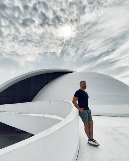 luz-natural:  Curving architecture, handsome man,… what else? @daniboy173