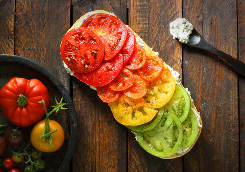 gettingahealthybody:  Traffic light tomatoes sandwich. 