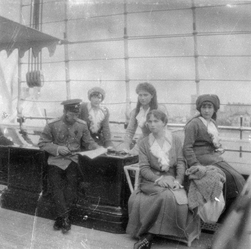  Tsar Nicholas II with his daughters, Olga Nikolaevna, Tatiana Nikolaevna, Marie Nikolaevna and Anas