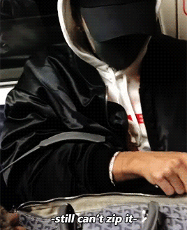 ztaohs:silly bub taozi struggling with his bag’s zipper