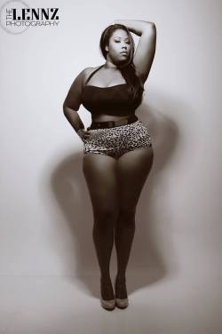 pearhub:  #thick #wide hips #shorts #heels