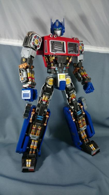 aeonmagnus:  Ultimetal Optimus Prime, in-hand.