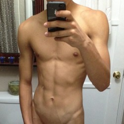 sexy-lads:  Selfie of shirtless male torso